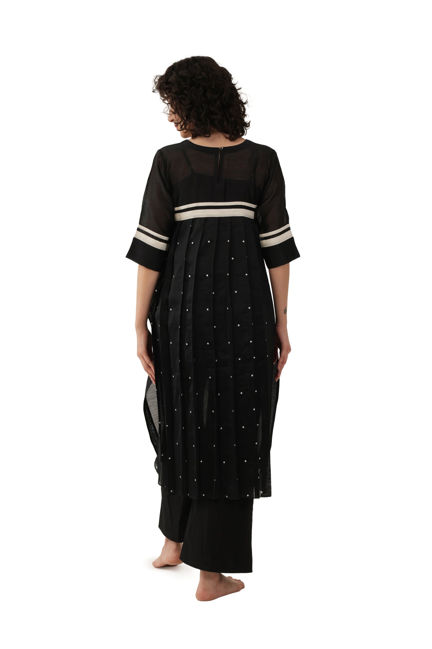 Black Round Neck Pleated Dress With Bottom