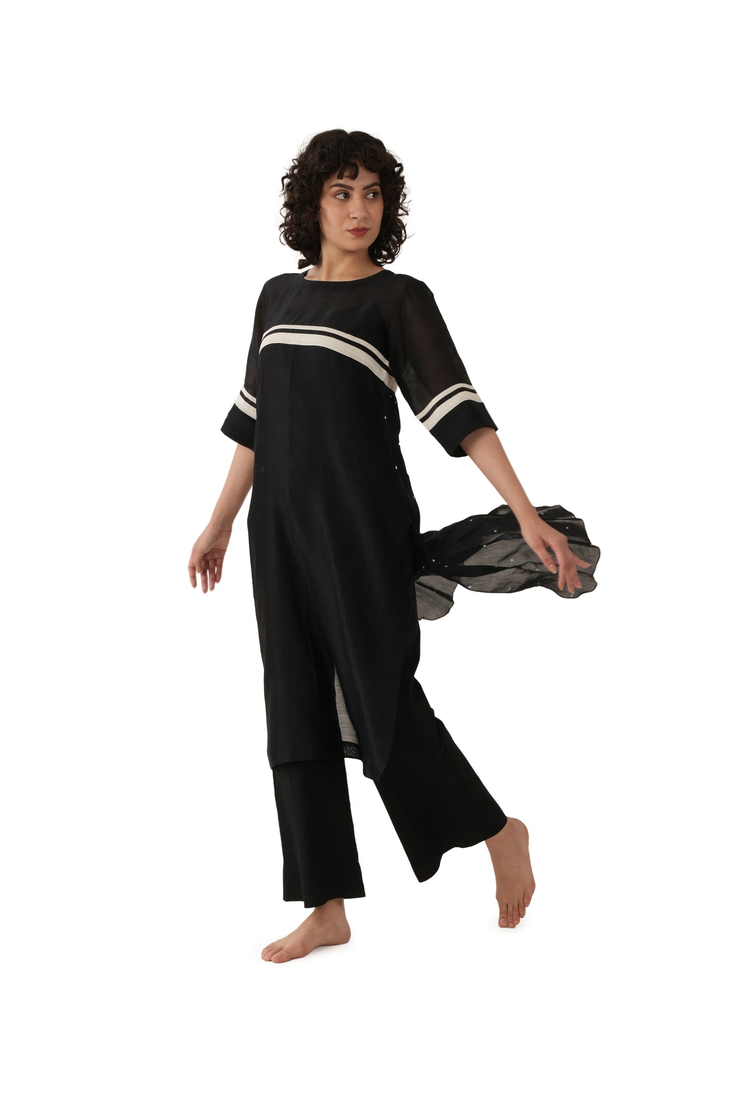 Black Round Neck Pleated Dress With Bottom