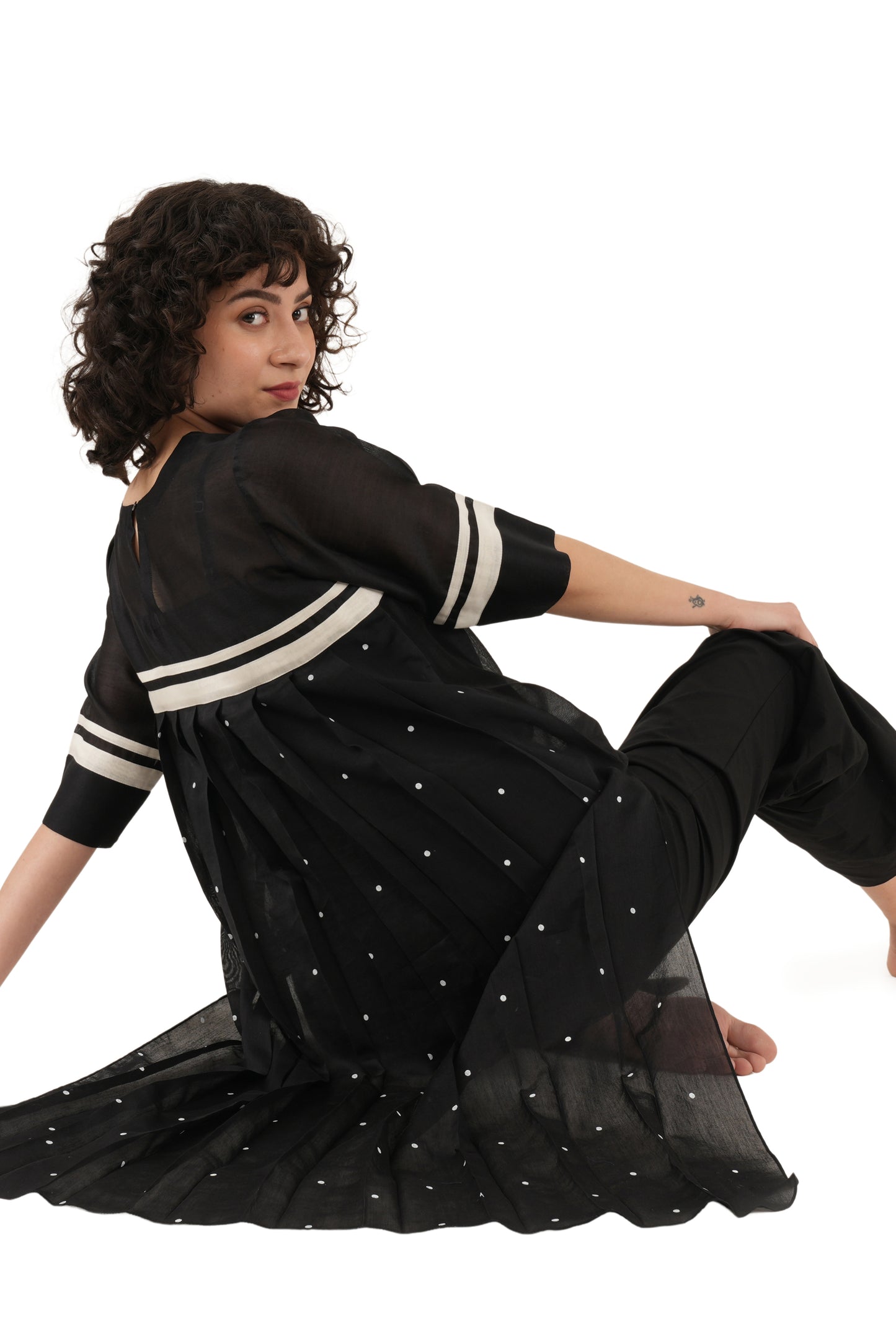 Black Round Neck Pleated Dress With Bottom