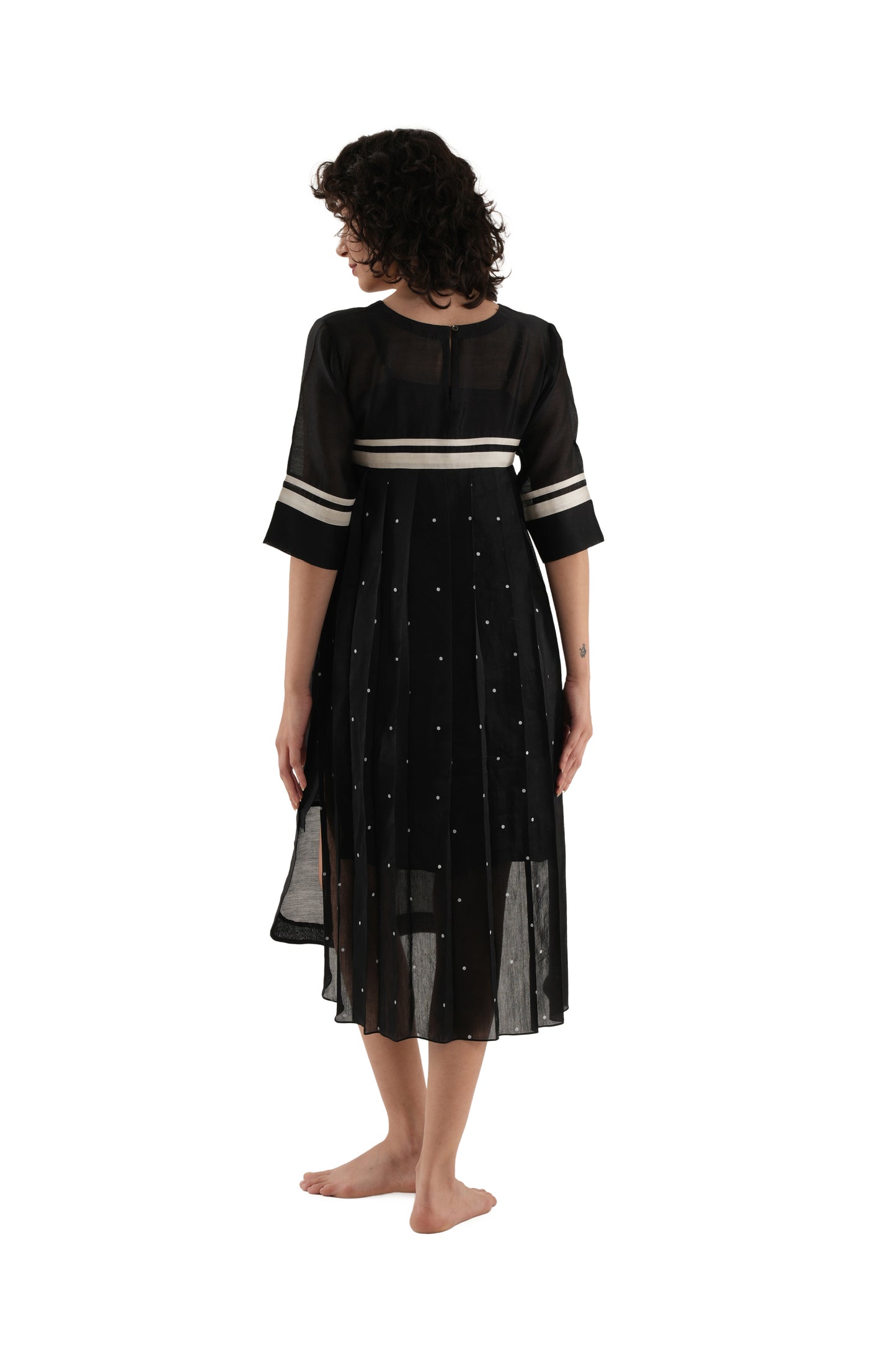 Black Round Neck Pleated Dress